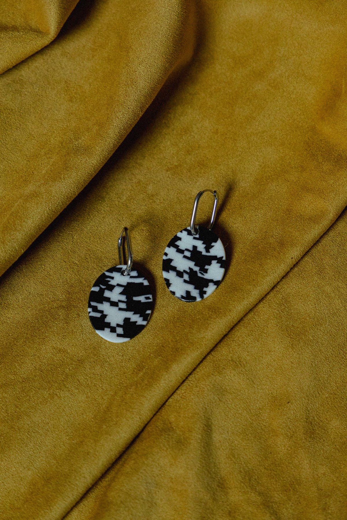 zwart-wit oorbellen, dames oorbellen, desing, handgemaakt, pied-de-poule oorbellen, roestvrijstaal, lichtgewicht, b&w oorbellen