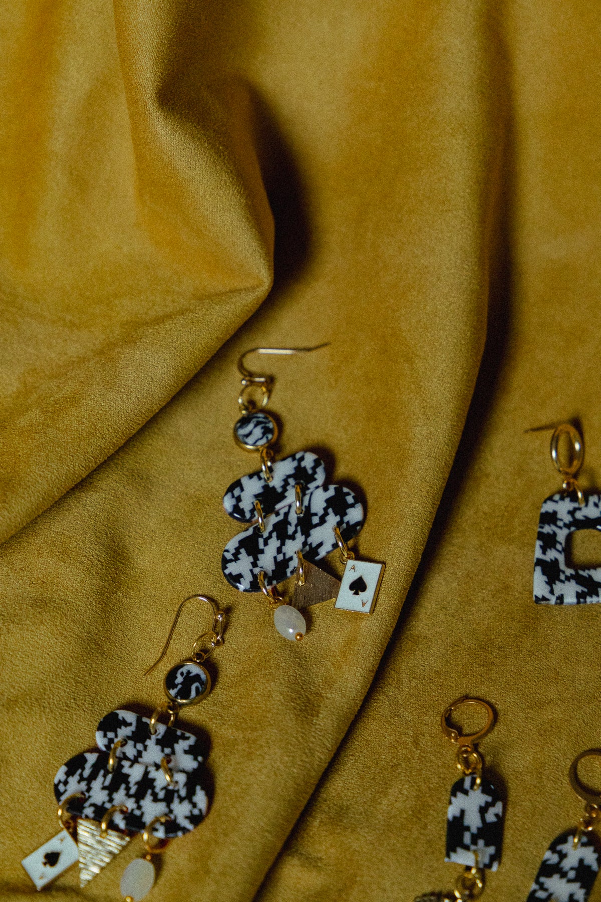 zwart-wit design, dames oorbellen, handgemaakt, pied-de-poule oorbellen, roestvrijstaal, b&w oorbellen, statement sieraden, goud rvs oorbellen, design oorbellen