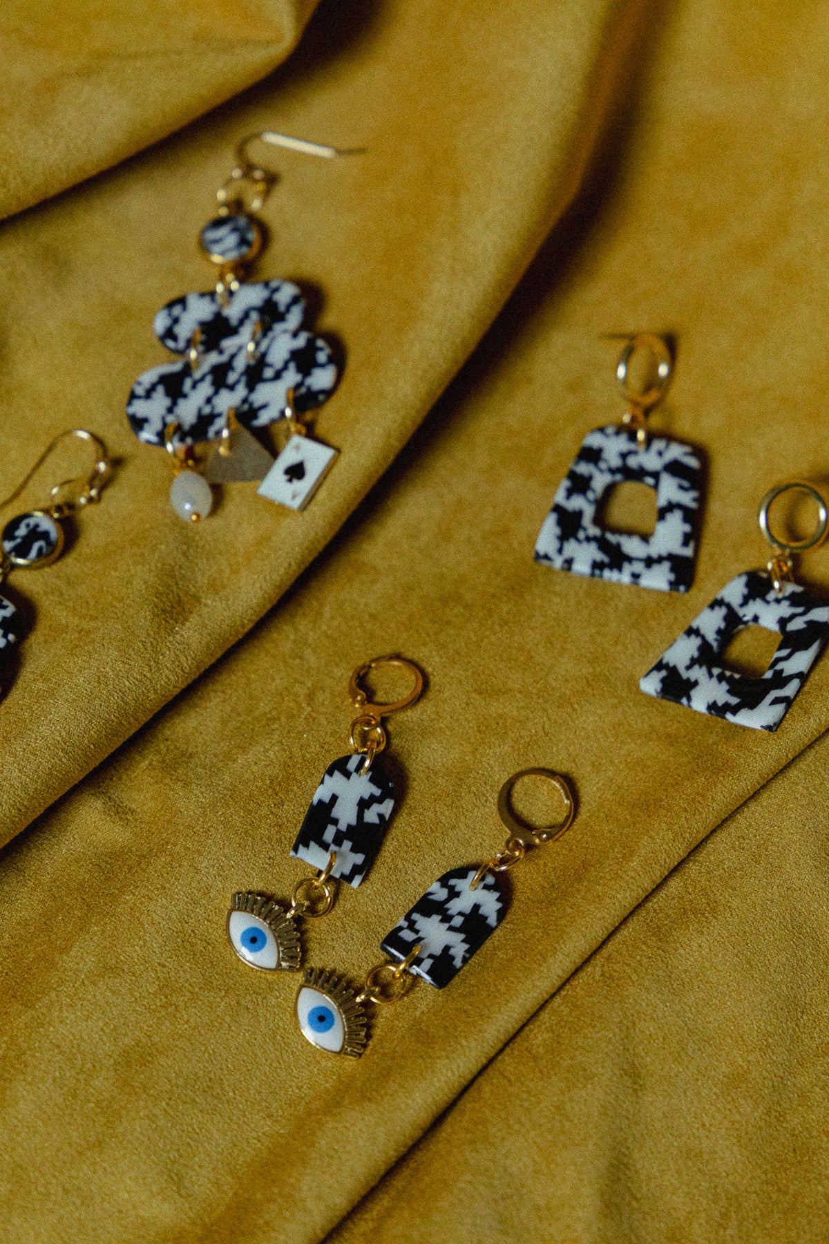 zwart-wit design, dames oorbellen, handgemaakt, pied-de-poule oorbellen, roestvrijstaal, b&w oorbellen, statement sieraden, goud rvs oorbellen, design oorbellen, oog oorbellen, ooak sieraden