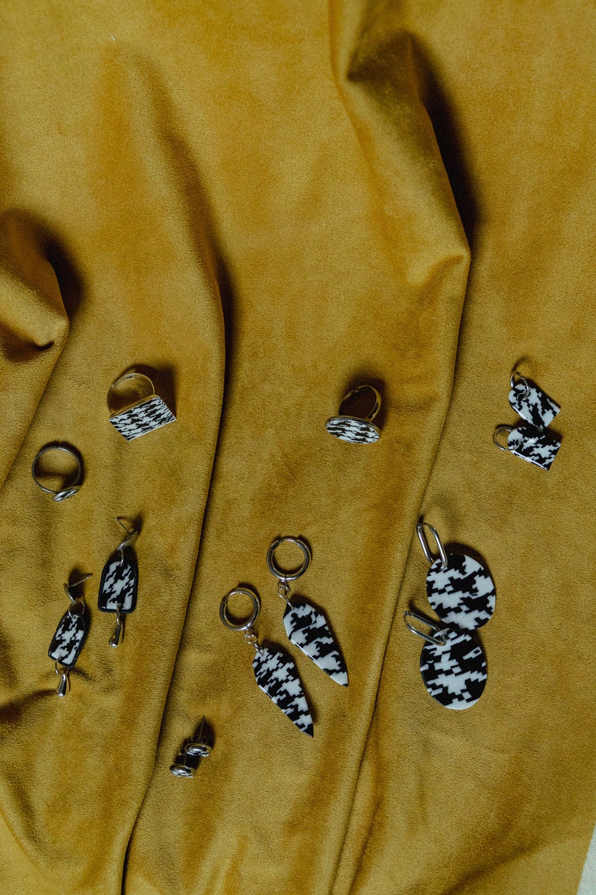 zwart-wit design, dames oorbellen, handgemaakt, pied-de-poule oorbellen, roestvrijstaal, b&w oorbellen, statement sieraden, zilver rvs oorbellen, design oorbellen, ooak sieraden