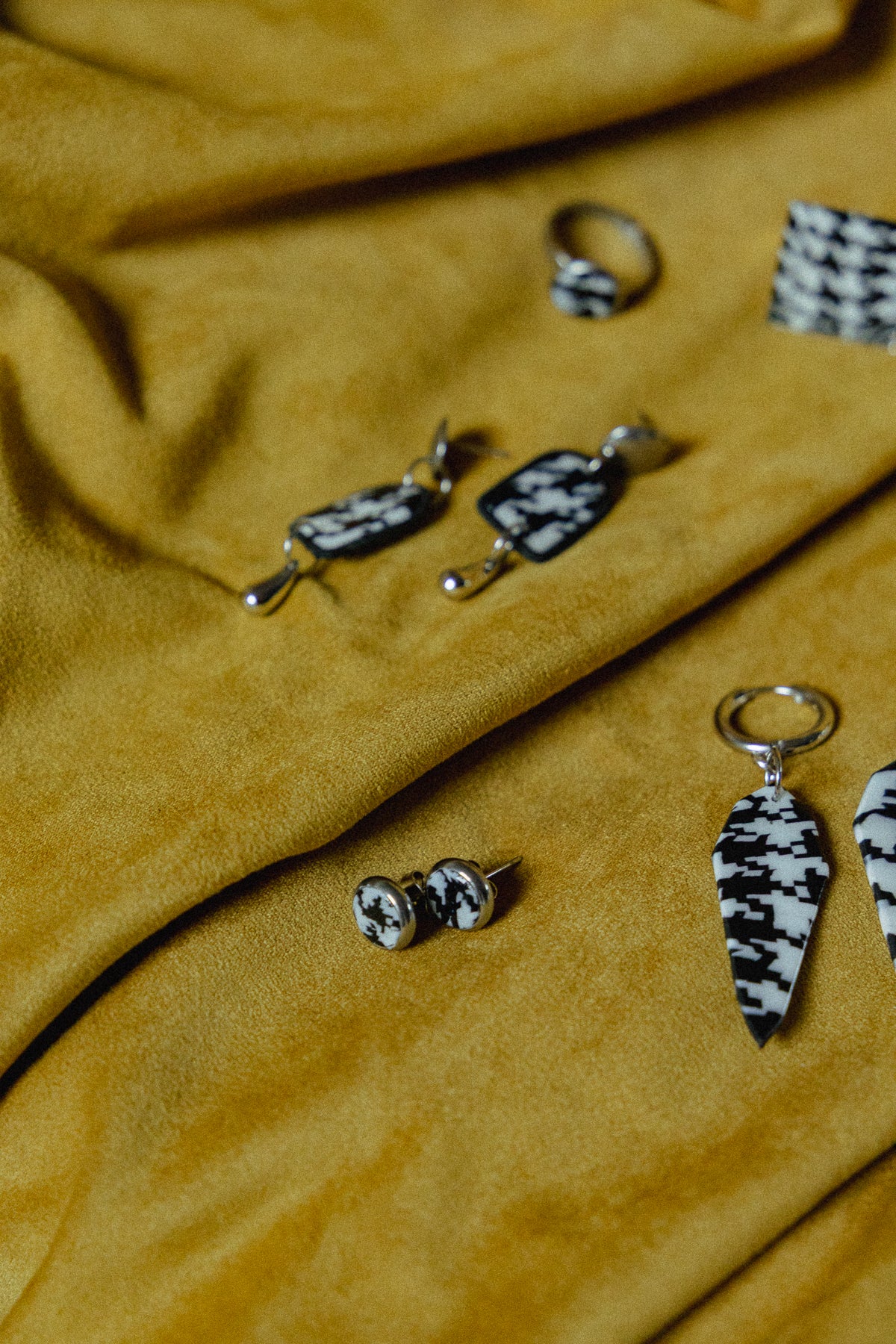 zwart-wit design, dames oorbellen, handgemaakt, pied-de-poule oorstekers, roestvrijstaal, b&w oorbellen, statement sieraden, zilver rvs oorbellen, design oorbellen, ooak sieraden
