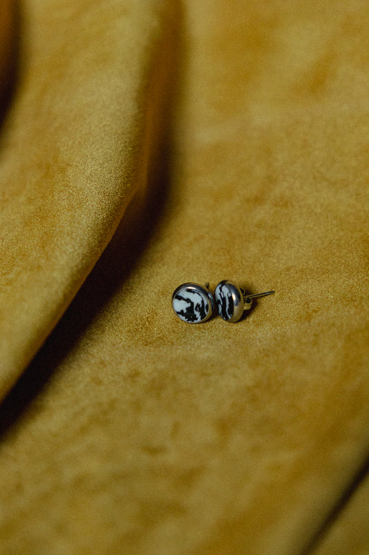 zwart-wit design, dames oorbellen, handgemaakt, pied-de-poule oorstekers, roestvrijstaal, b&w oorbellen, statement sieraden, zilver rvs oorbellen, design oorbellen, ooak sieraden