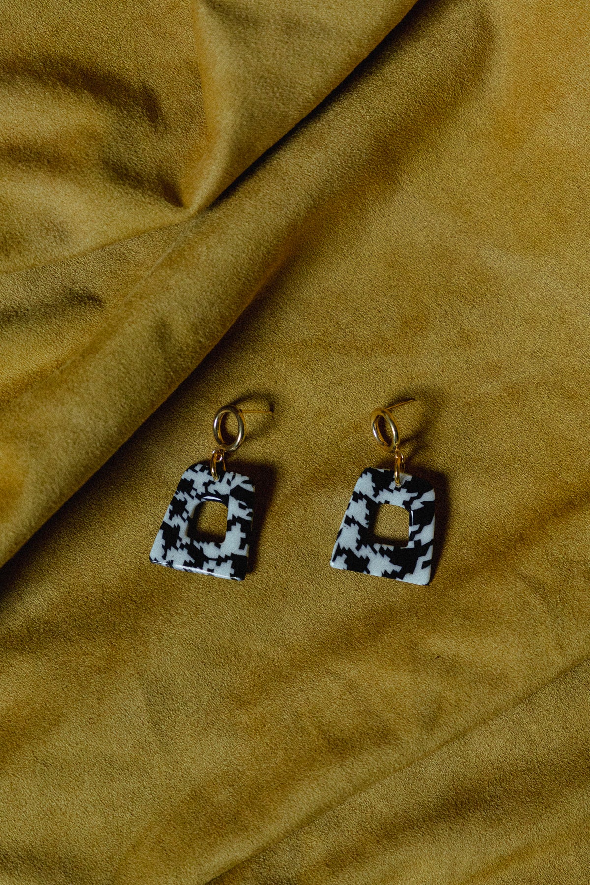 zwart-wit oorbellen, dames oorbellen, desing, handgemaakt, pied-de-poule oorbellen, roestvrijstaal, lichtgewicht