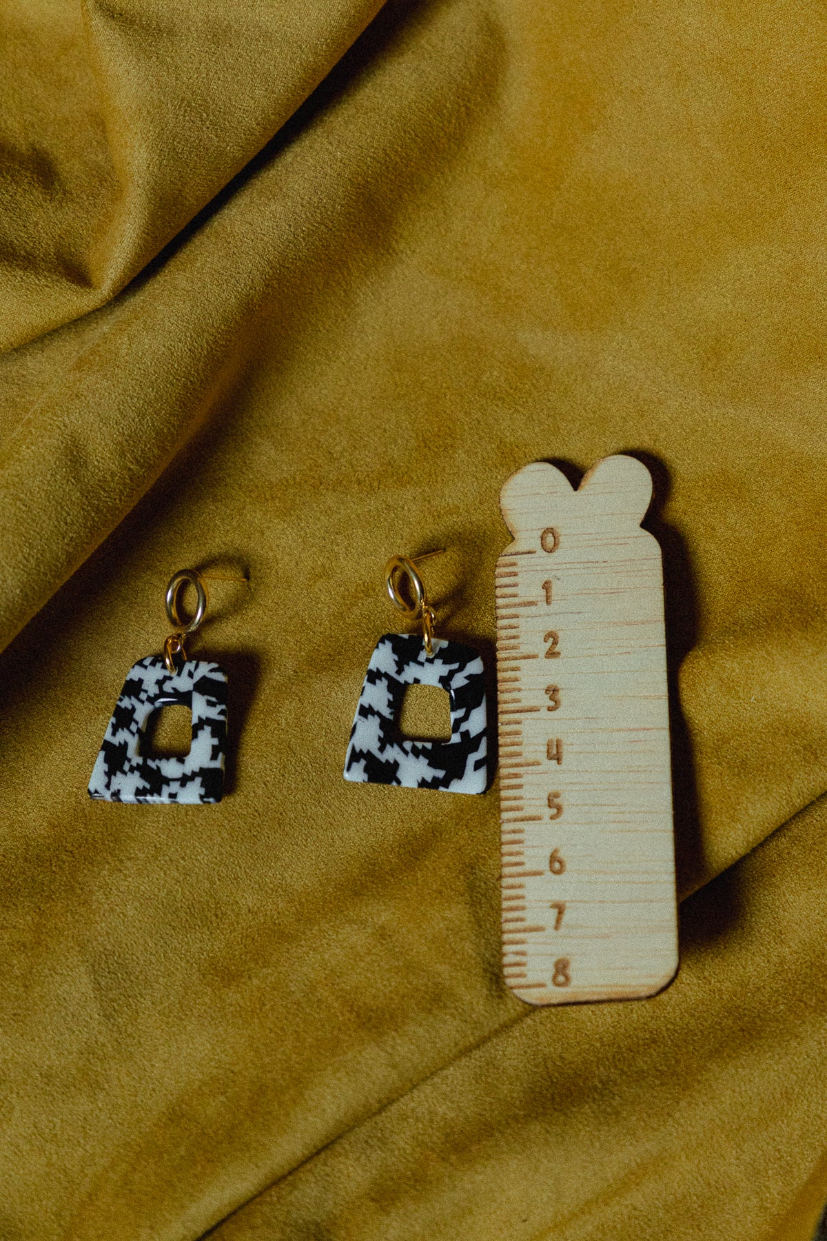 zwart-wit oorbellen, dames oorbellen, desing, handgemaakt, pied-de-poule oorbellen, roestvrijstaal, lichtgewicht, b&w oorbellen