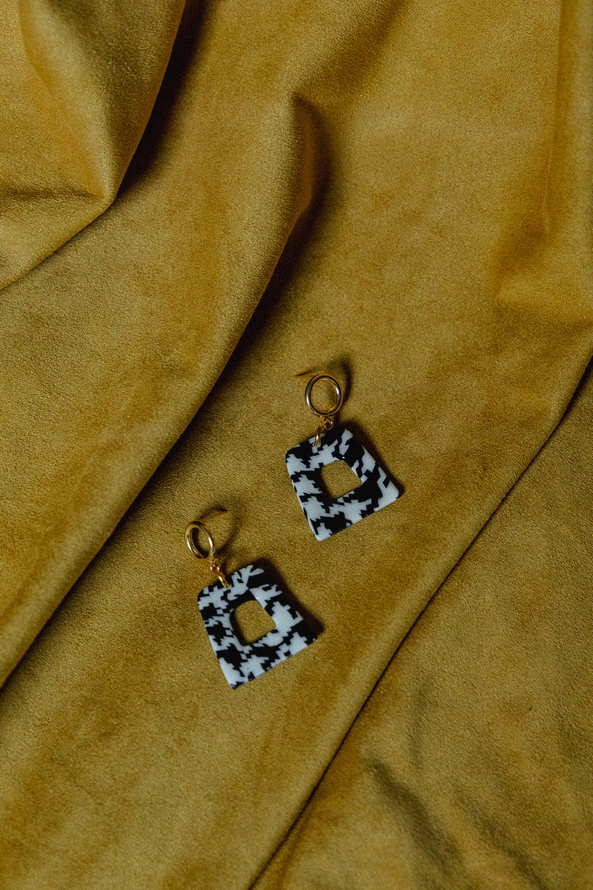 zwart-wit oorbellen, dames oorbellen, desing, handgemaakt, pied-de-poule oorbellen, roestvrijstaal, lichtgewicht, b&w oorbellen