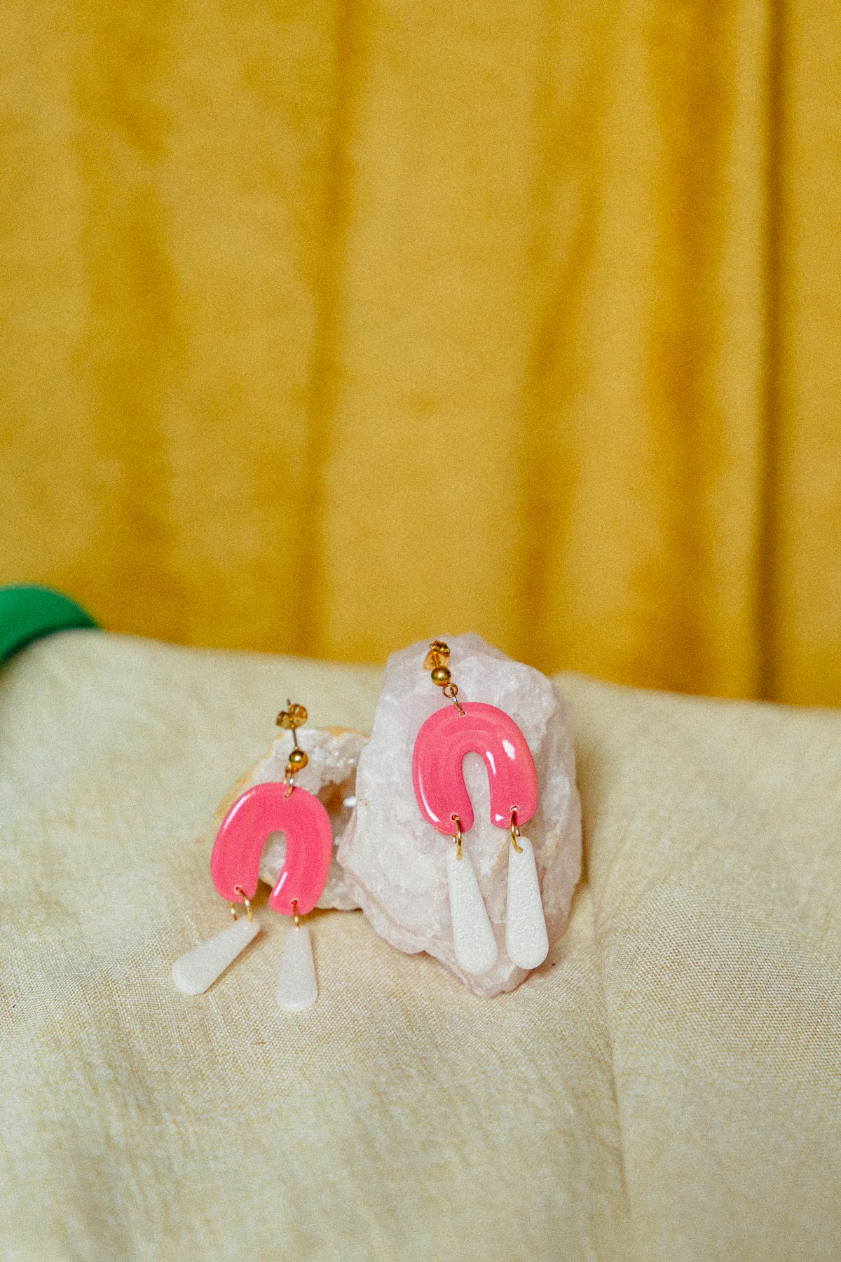 roze oorbellen, oorbellen van klei, kleioorbellen, polymeer klei, lichtgewicht sieraden