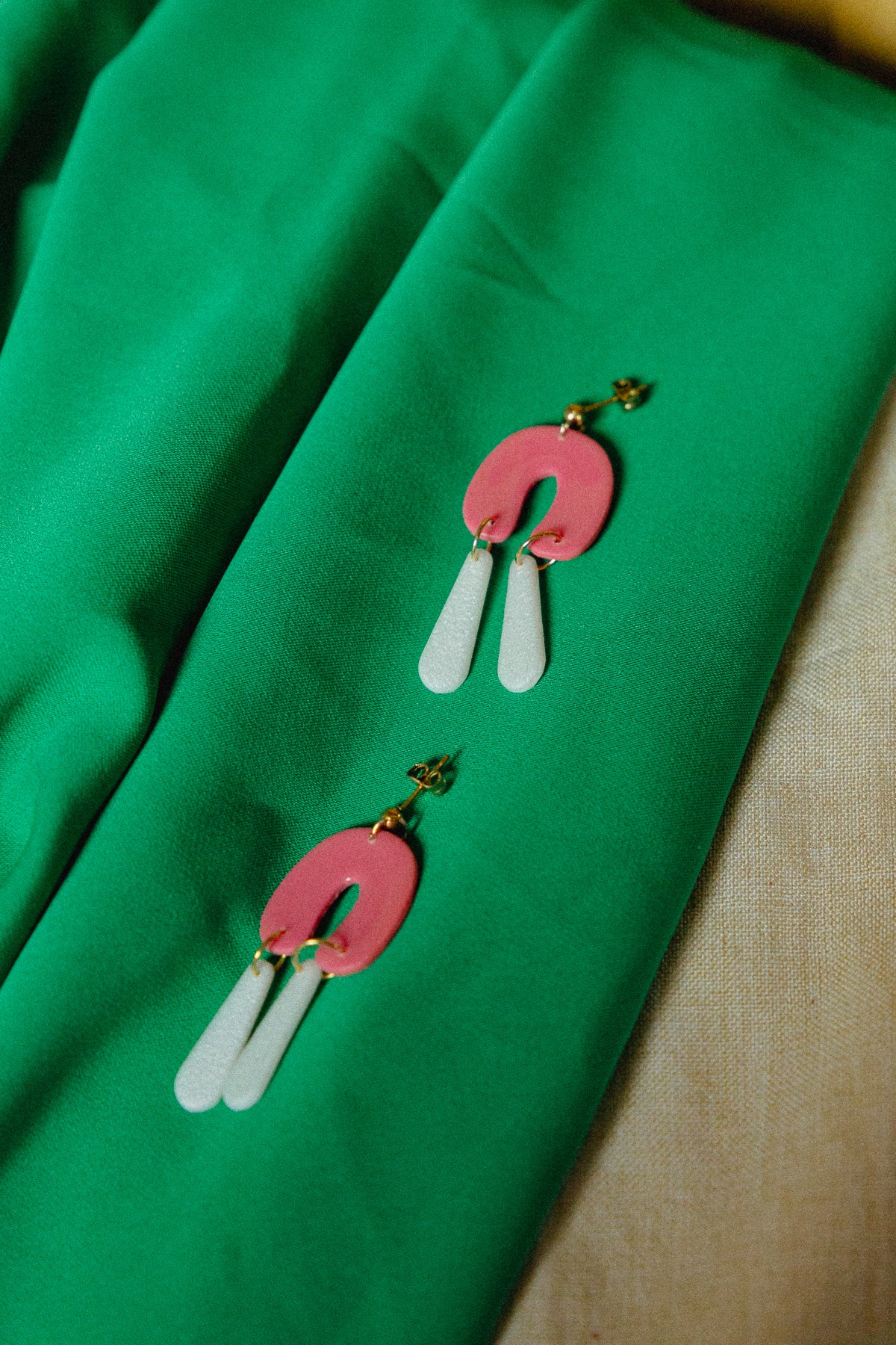 roze oorbellen, oorbellen van klei, kleioorbellen, polymeer klei, lichtgewicht sieraden