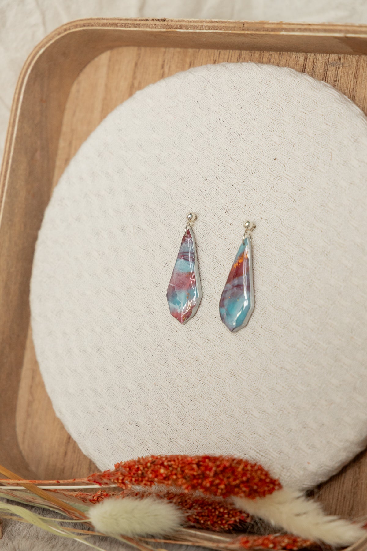 oorbellen van klei, klei oorbellen, sieraden, handgemaakte sieraden, statement sieraden, dames oorbellen, zilver oorbellen, roestvrijstaal sieraden