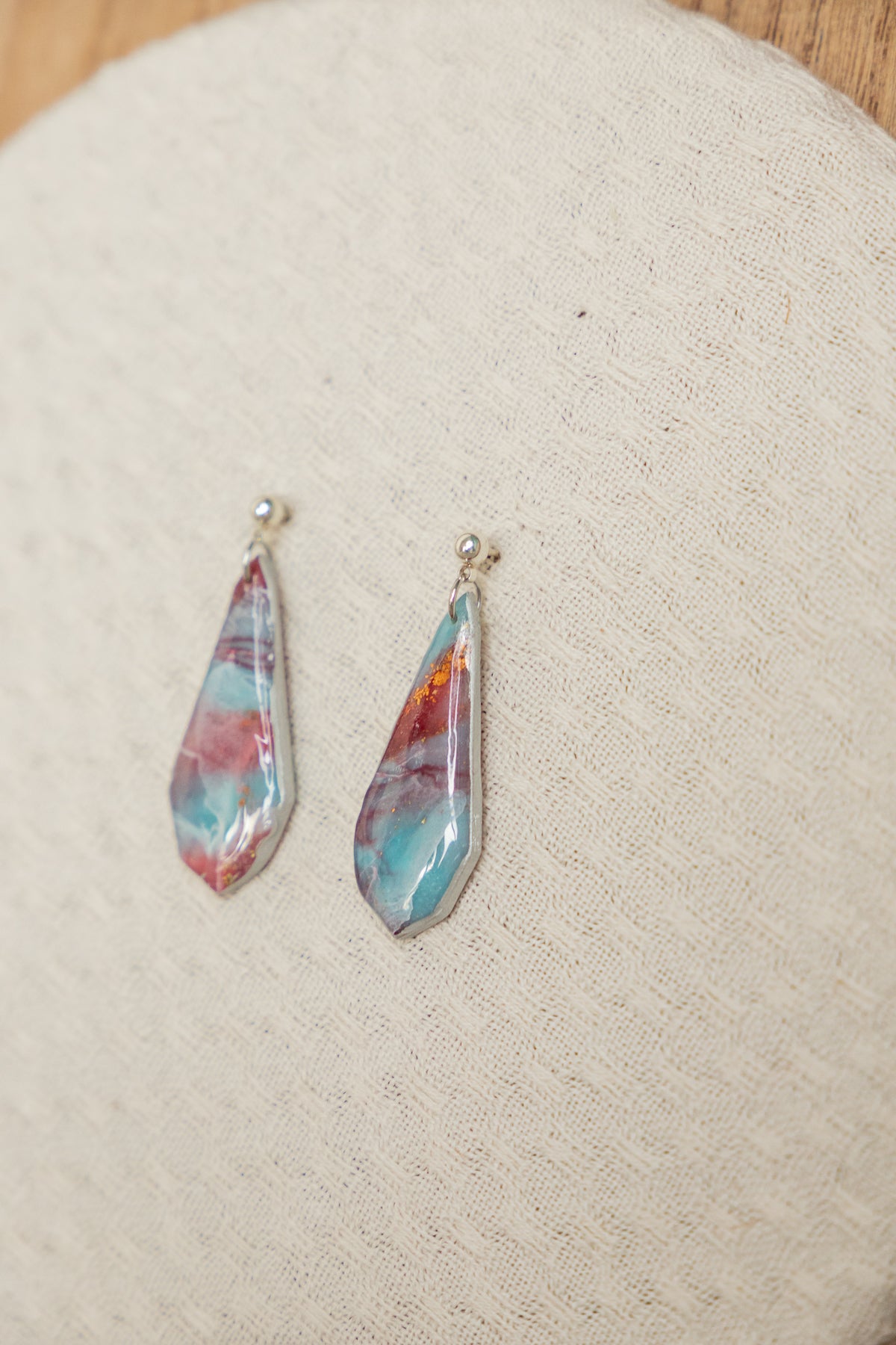 oorbellen van klei, klei oorbellen, sieraden, handgemaakte sieraden, statement sieraden, dames oorbellen, zilver oorbellen, roestvrijstaal sieraden