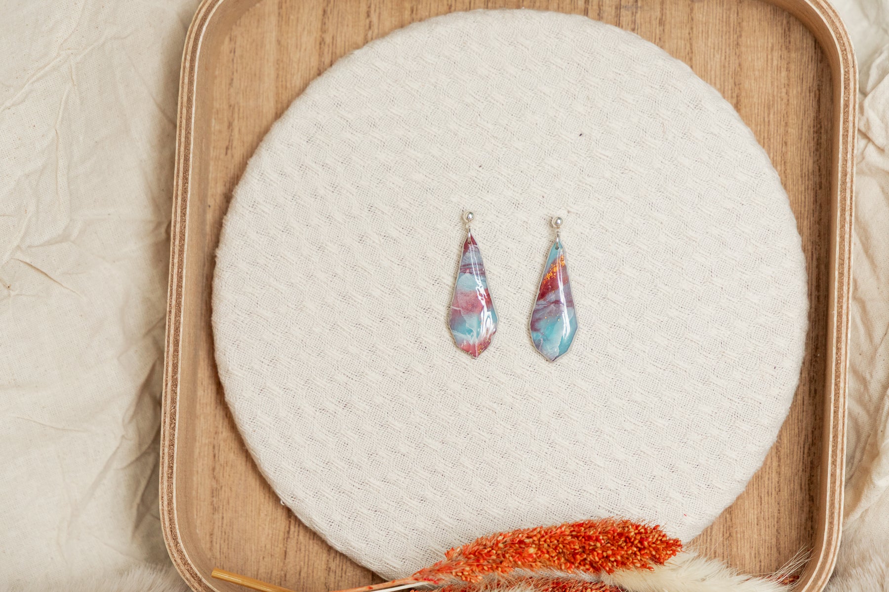 oorbellen van klei, klei oorbellen, sieraden, handgemaakte sieraden, statement sieraden, dames oorbellen, zilver oorbellen, roestvrijstaal sieraden